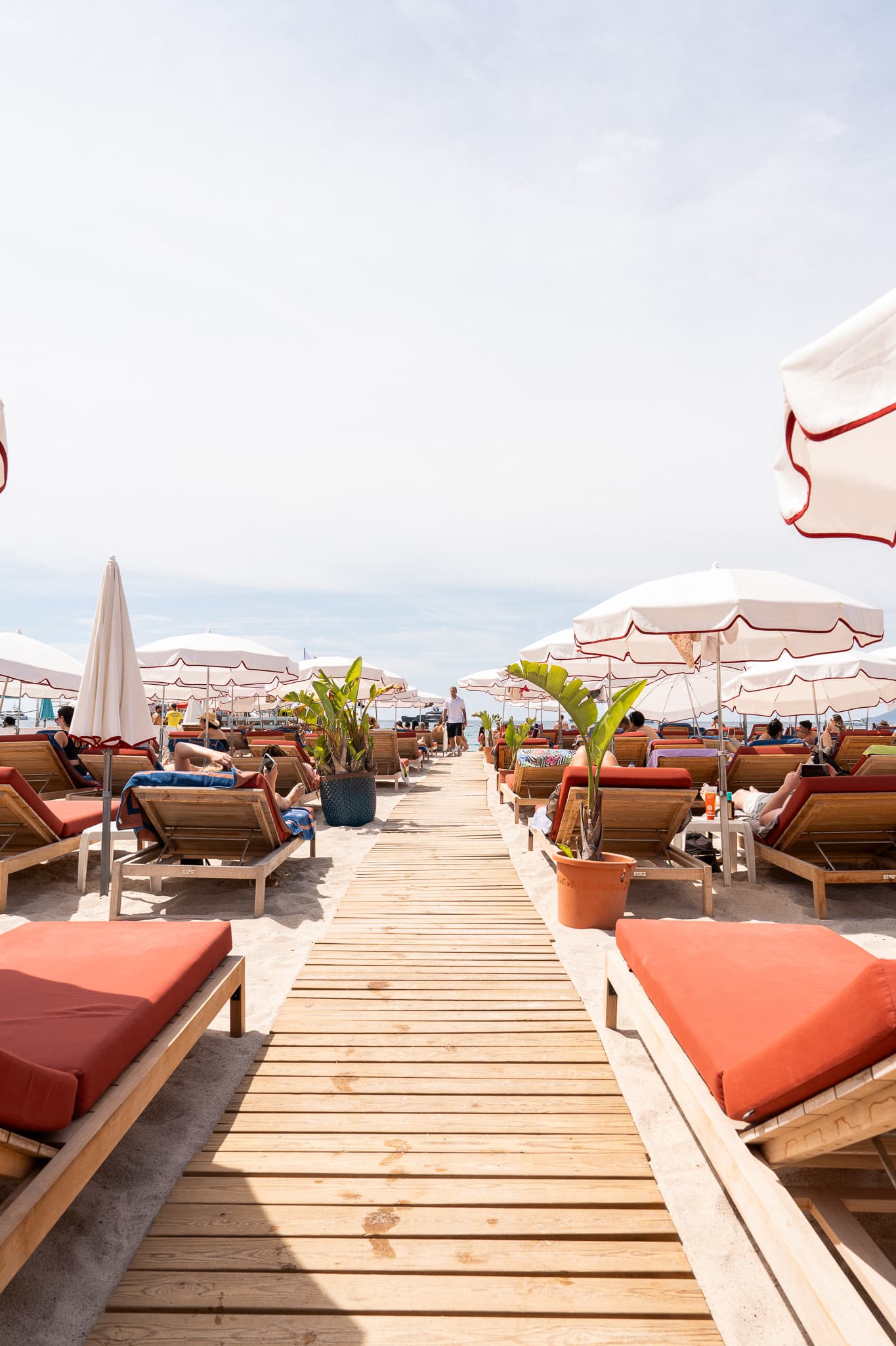 Allée de la plage privée CBeach à Cannes